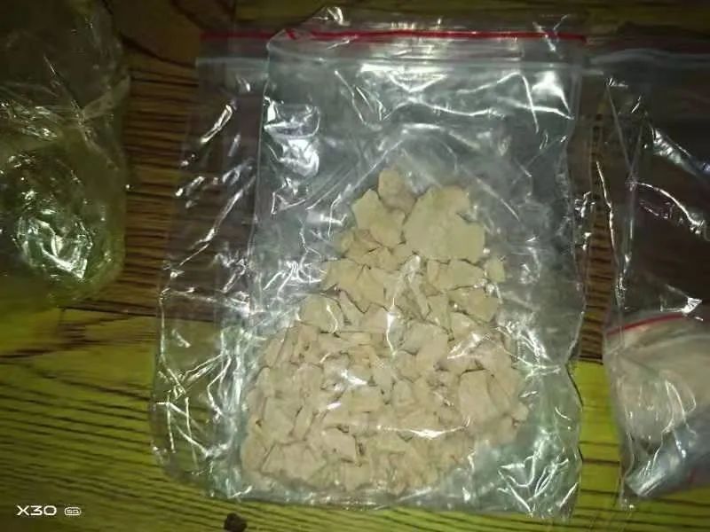DƬ